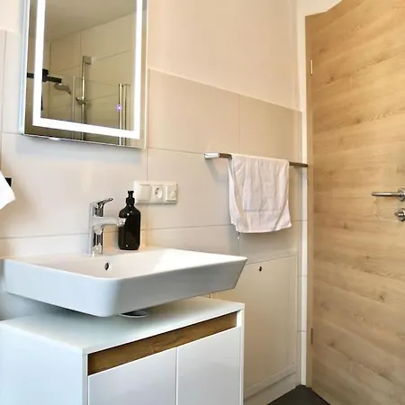 Moderne Eg-wohnung Im Guenztal Apartment
